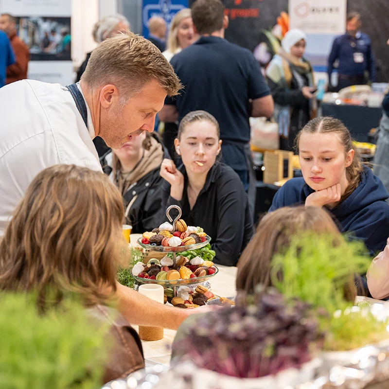 Vi reiser rundt om i landet på messer og deler ut smaksprøver på nyheter og klassikere. Her får vi viktige tilbakemeldinger fra dere som vi tar med oss inn i vårt produktutviklingsarbeide.