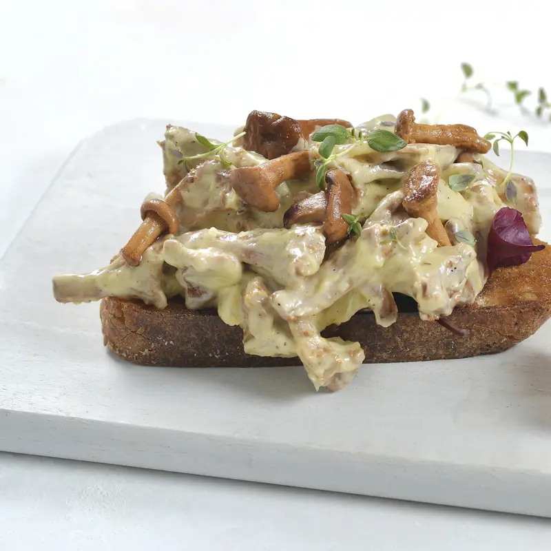 Kantarellstuing på toast